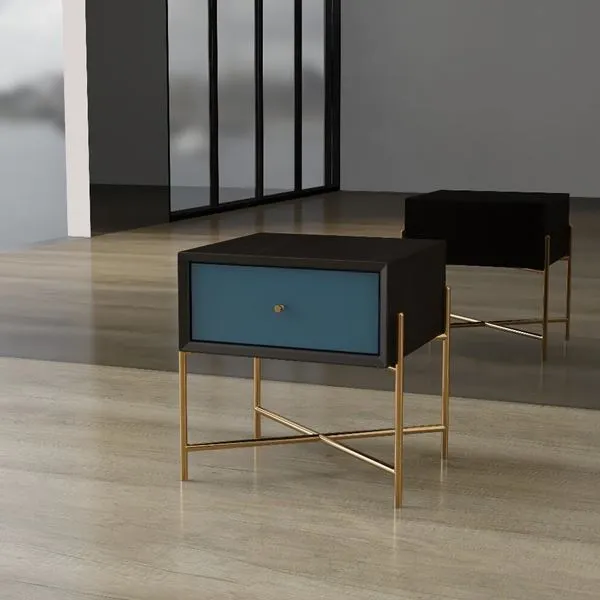 Tauleta de nit personalitzada amb calaix en laca negre i blau pintat i potes de llautó